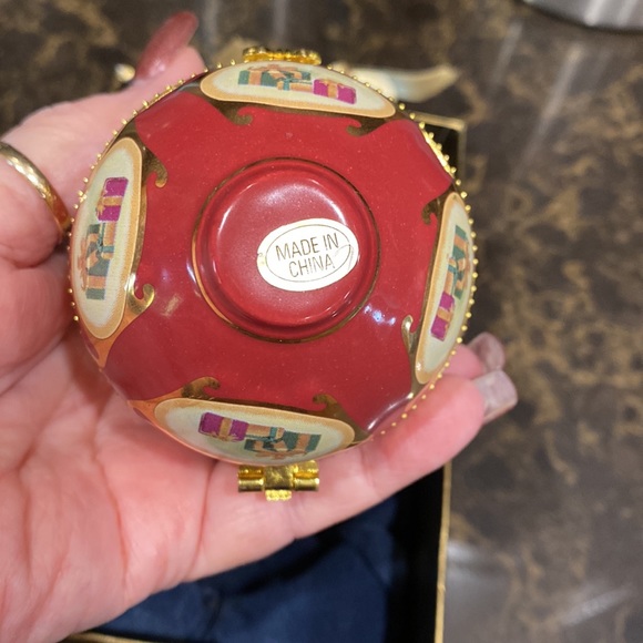 Mr. Christmas Vintage Musical Egg Ornament with Christmas tree & presents motif! - Picture 5 of 8